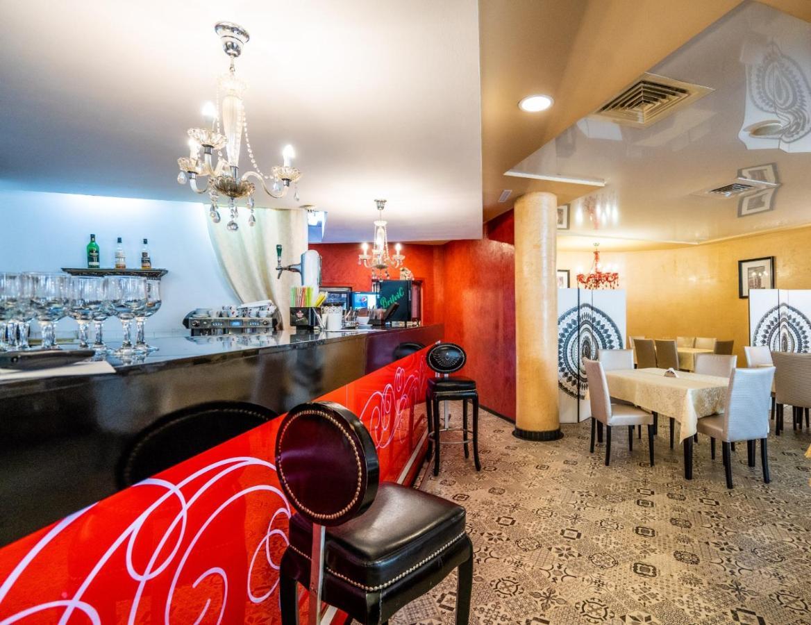 Hotel Tex Club Botoşani Exteriör bild