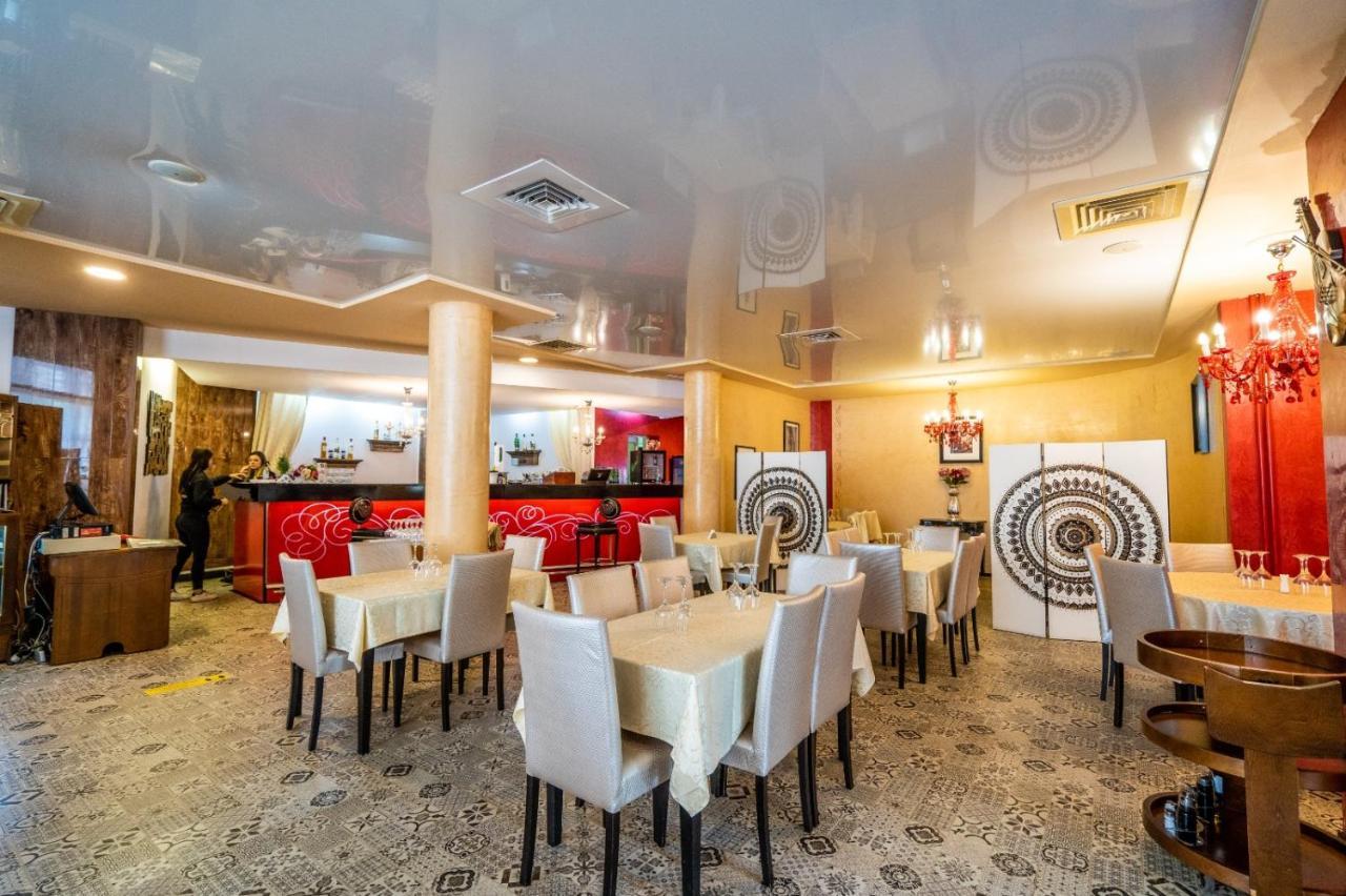 Hotel Tex Club Botoşani Exteriör bild
