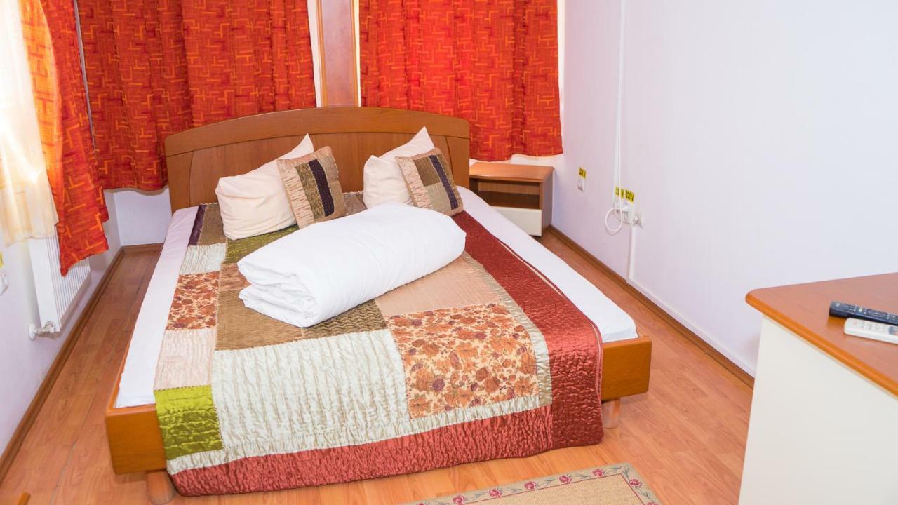 Hotel Tex Club Botoşani Exteriör bild