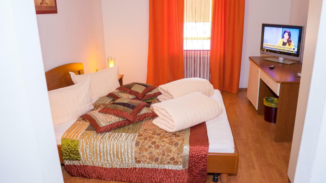 Hotel Tex Club Botoşani Exteriör bild