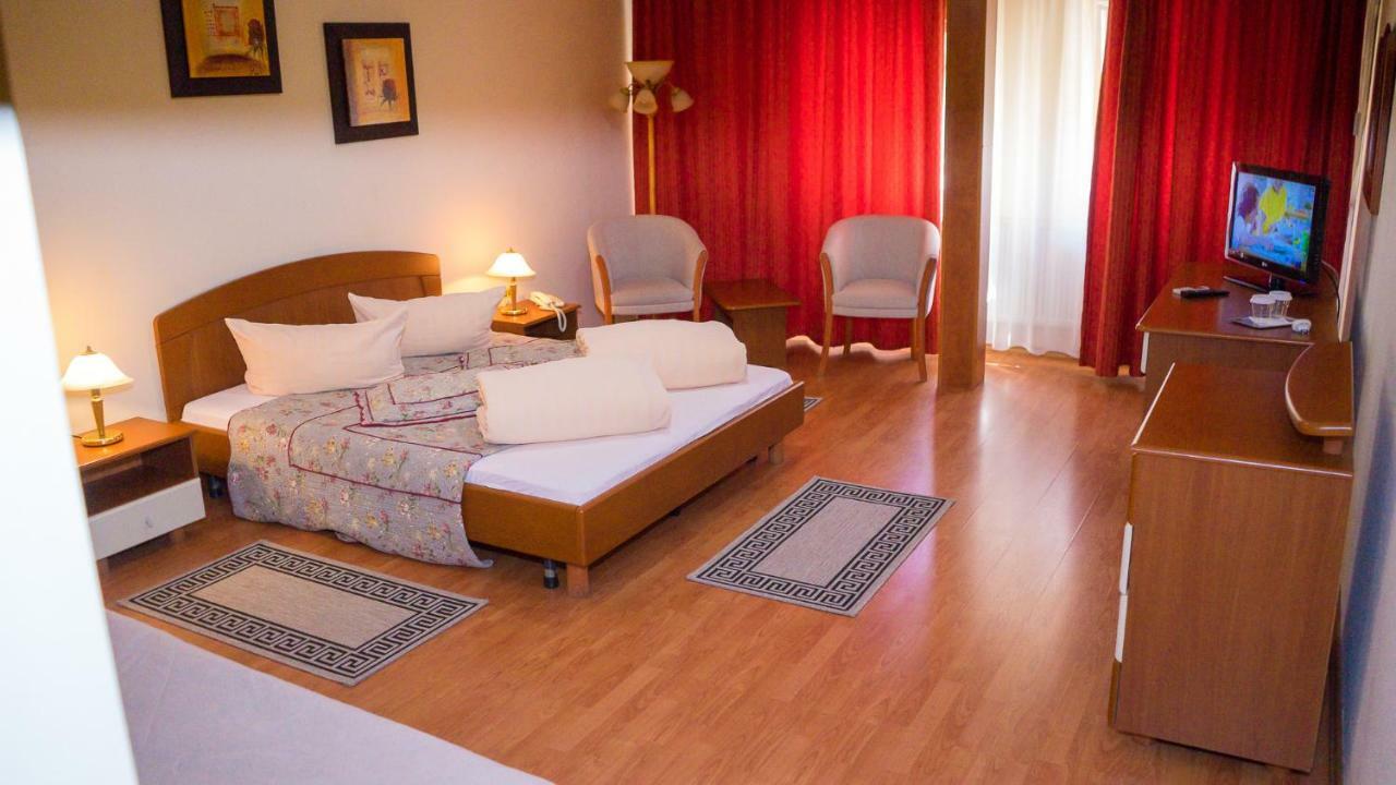 Hotel Tex Club Botoşani Exteriör bild