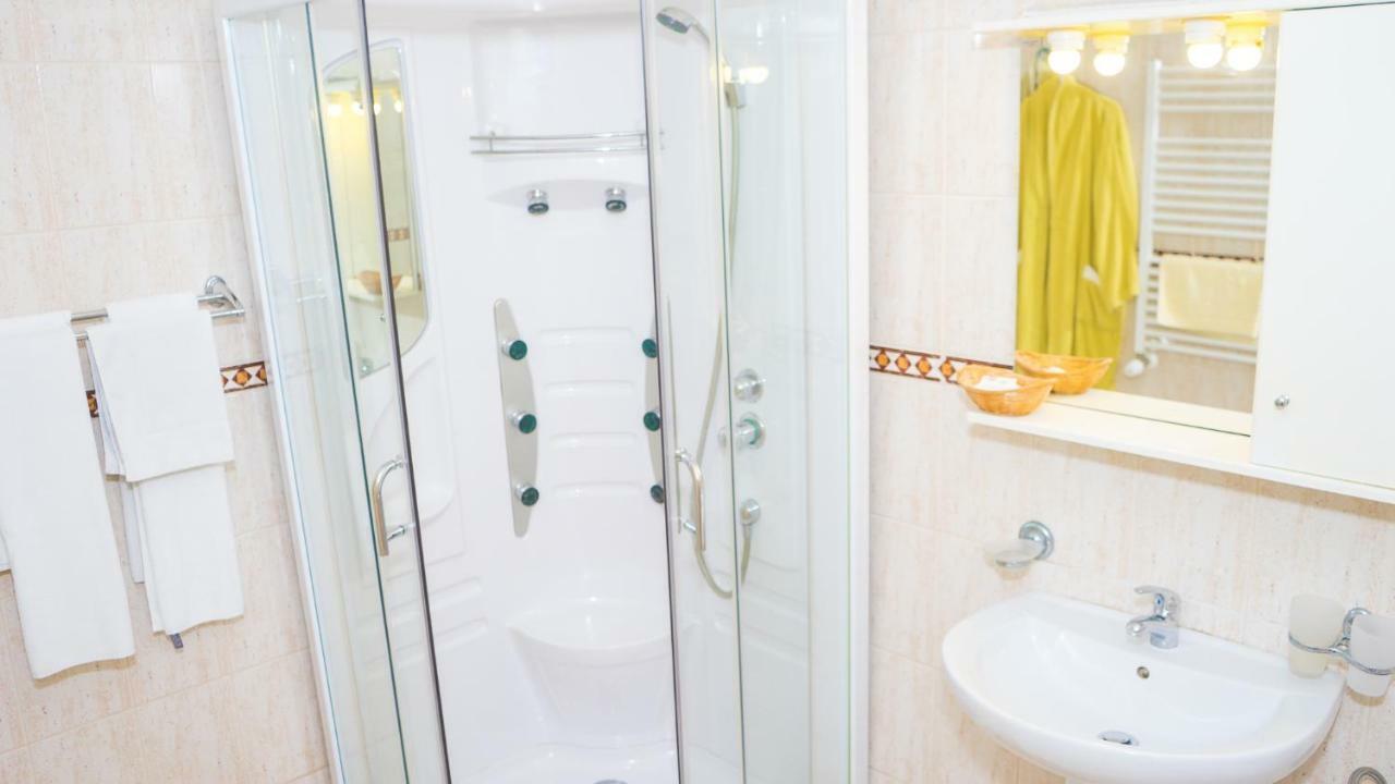 Hotel Tex Club Botoşani Exteriör bild