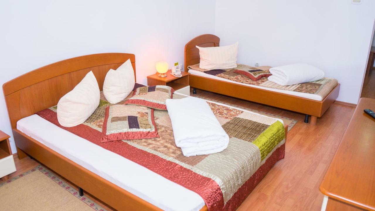 Hotel Tex Club Botoşani Exteriör bild