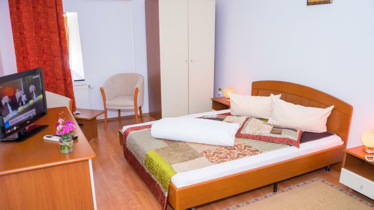 Hotel Tex Club Botoşani Exteriör bild