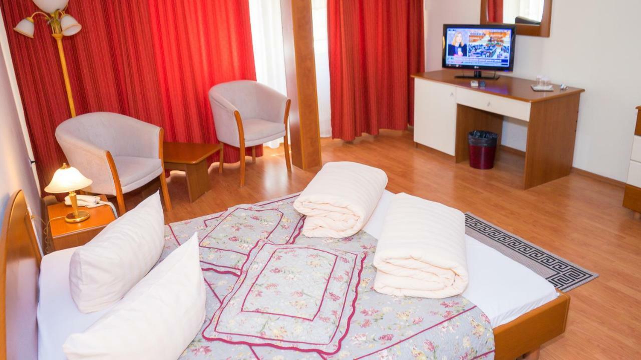 Hotel Tex Club Botoşani Exteriör bild